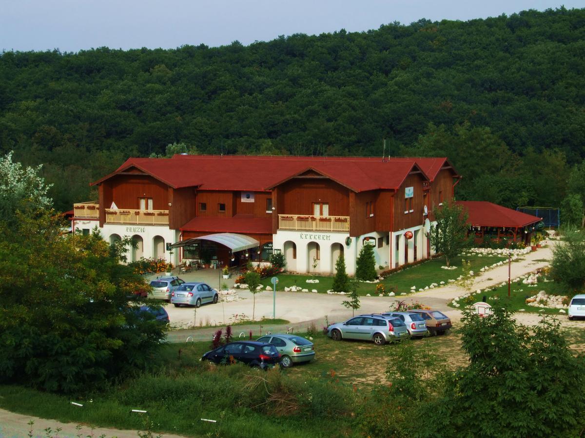 Bed and Breakfast Pollushof Panzio Es Etterem Csolnok Экстерьер фото