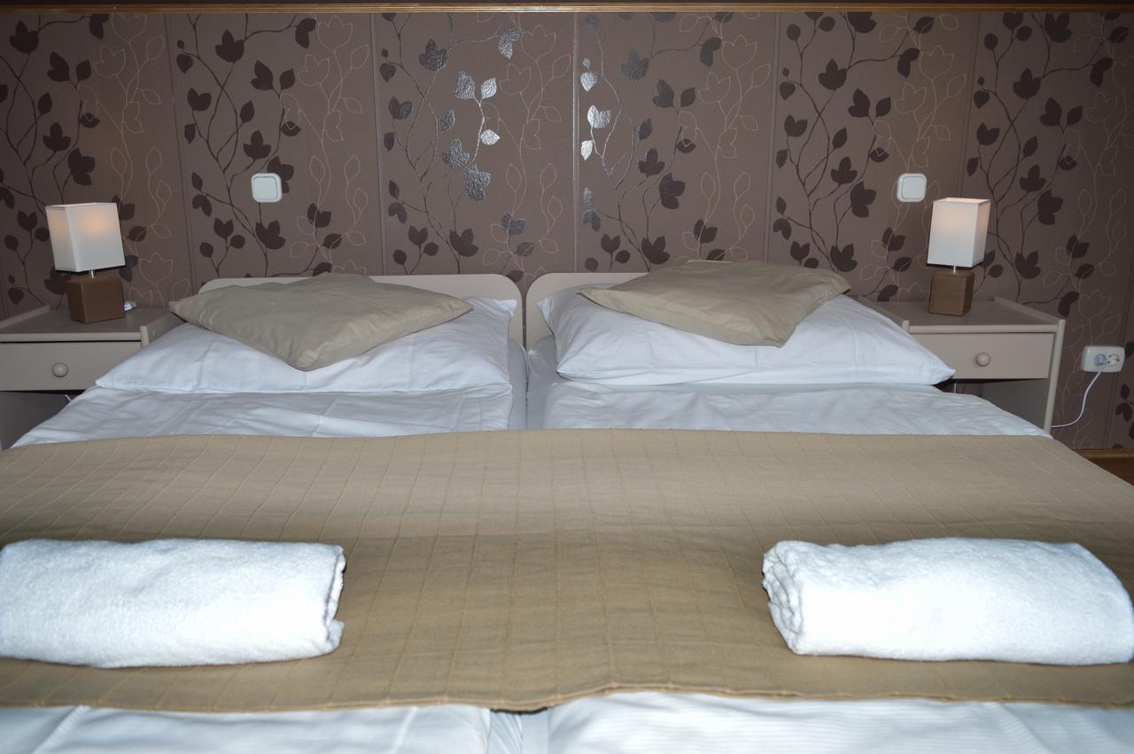 Bed and Breakfast Pollushof Panzio Es Etterem Csolnok Экстерьер фото